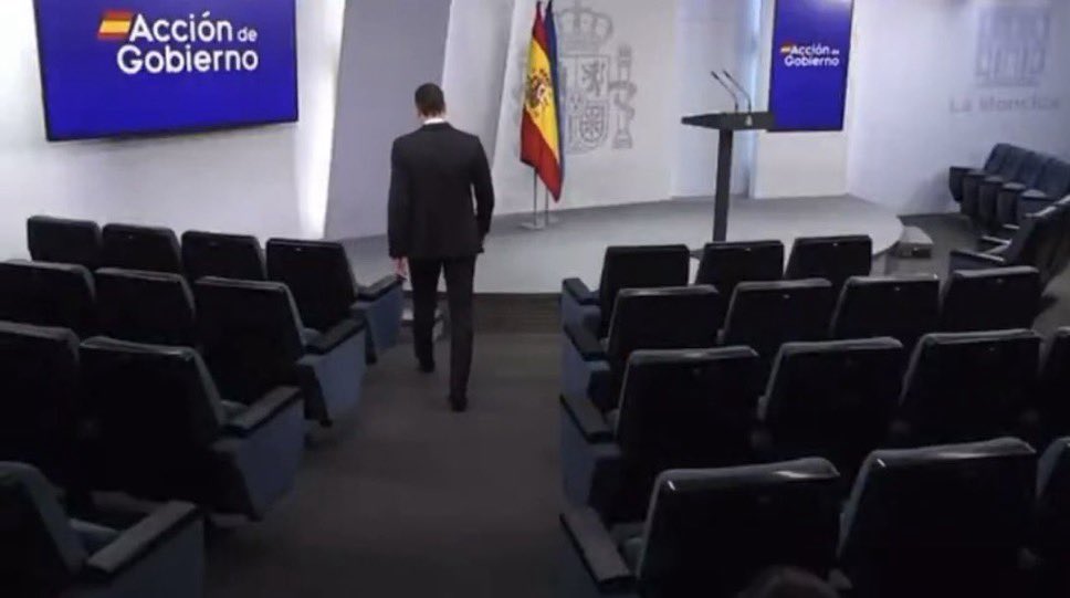 Observaciones de un director de escena sobre la última comparecencia presidencial (3)

De las tres últimas, esta es la que me ha parecido más interesante. Veamos.
El primer gran hallazgo son esas butacas vacías que remiten inevitablemente a “Las sillas”, de Ionesco, donde el