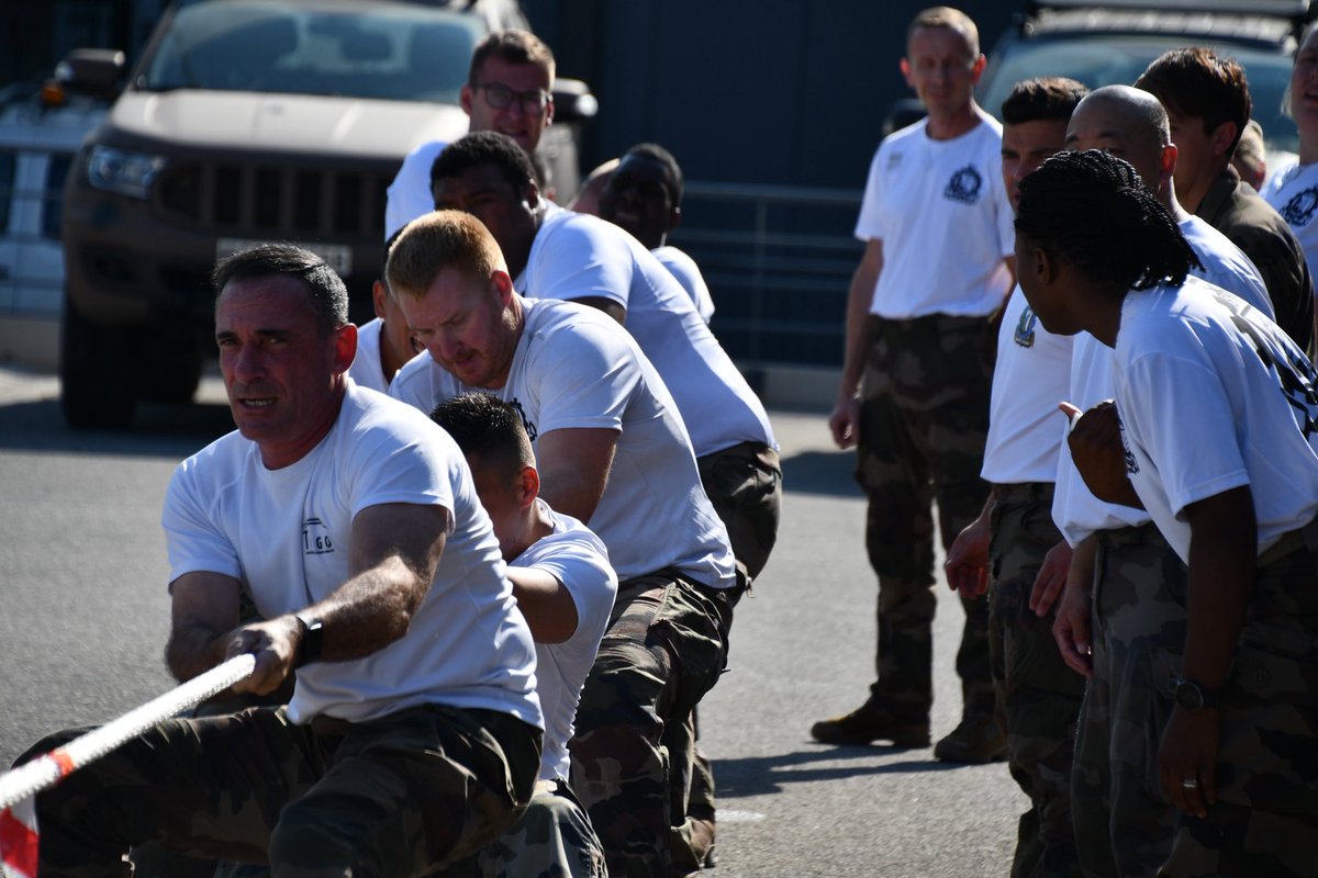 519eRt's tweet image. Jeudi, les soldats de la Jonque se sont succédés sur 5 épreuves pendant 5h19 pour nos blessés. Au cours d’un relais fil rouge, ils ont parcouru 240 kms. Un véritable moment de dépassement de soi dédiés à nos frères d’armes blessés de l’armée de terre #AvecNosBlessés #nosjeunesops