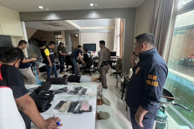 ออกข่าวที่เกาหลีกว่า 40 สนข. เรื่องที่ตำรวจไทยเข้าจับกุมคนเกาหลี 20 คนและคนจีน 1 คนที่พลูวิลล่าหรู อ.บางละมุง พัทยาได้ ก่อนหน้านี้มีคนแจ้งว่ามีชายเกาหลีถูกลักพาตัวไป 1 คน ตำรวจได้เช็คสัญญาณมือถือจนมาเจอว่าอยู่ไหน ที่พีคกว่านั้นคือ ตรวจค้นในบ้านเจอคอมพิวเตอร์กับโทรศัพท์มากกว่า 50