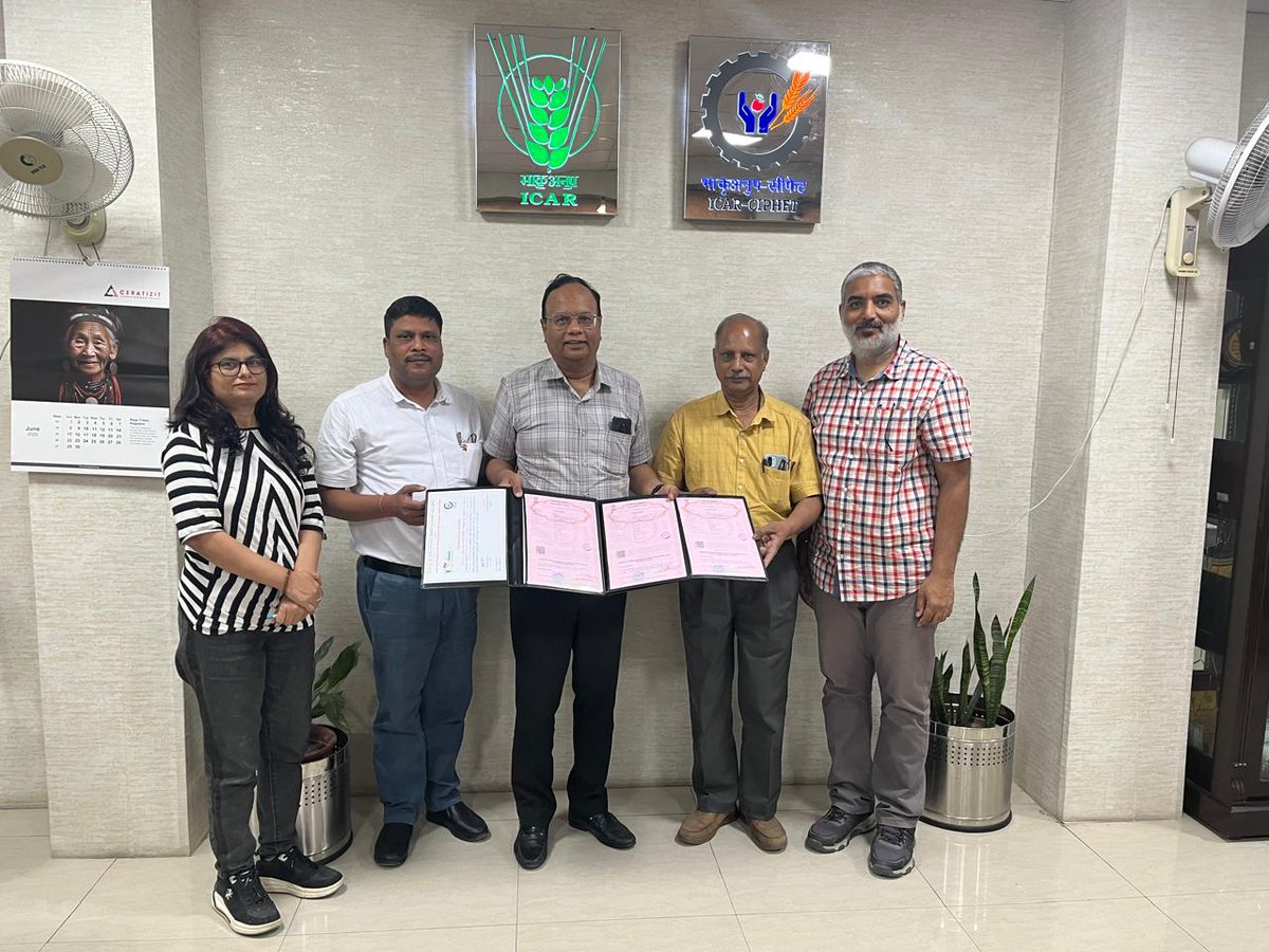 ICAR-CIPHET gave licensing of Makhana processing technologies (Makhana popping machine, Fat-free flavoured makhana &amp; Makhana Kheer Mix) to M/s DSHELL(OPC) Private Limited, Noida. Mr. Vinod K. Goel from company receiving copy of agreement &amp; license certificate.