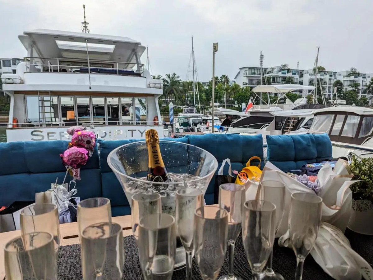 With the sun shining on the deck and the breeze caressing your face, every moment on the yacht is a perfect interweaving of freedom and luxury. Life should be like this.