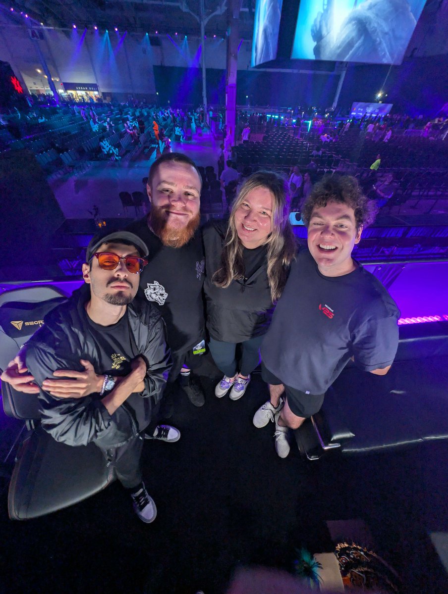 what's a 3 week event without a 2am tweet during the after party.

my team is fantastic. thank you riot for giving us the opportunity of a lifetime. 

thank you to the fans we met that shared so many kind words, made us signs, asked for photos &amp; gave us gifts. grateful ❤️