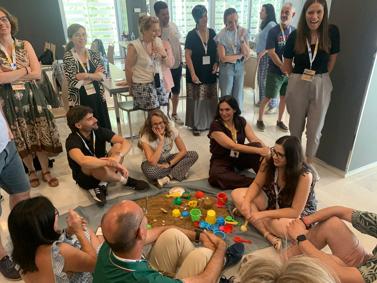 🌟Los días 20 y 21 tuvo lugar en Madrid la III Conferencia de Escuelas eTwinning, un espacio de encuentro e inspiración para centros comprometidos con la innovación, la colaboración europea y la transformación educativa

 😊¡Gracias a todos por hacerlo posible!