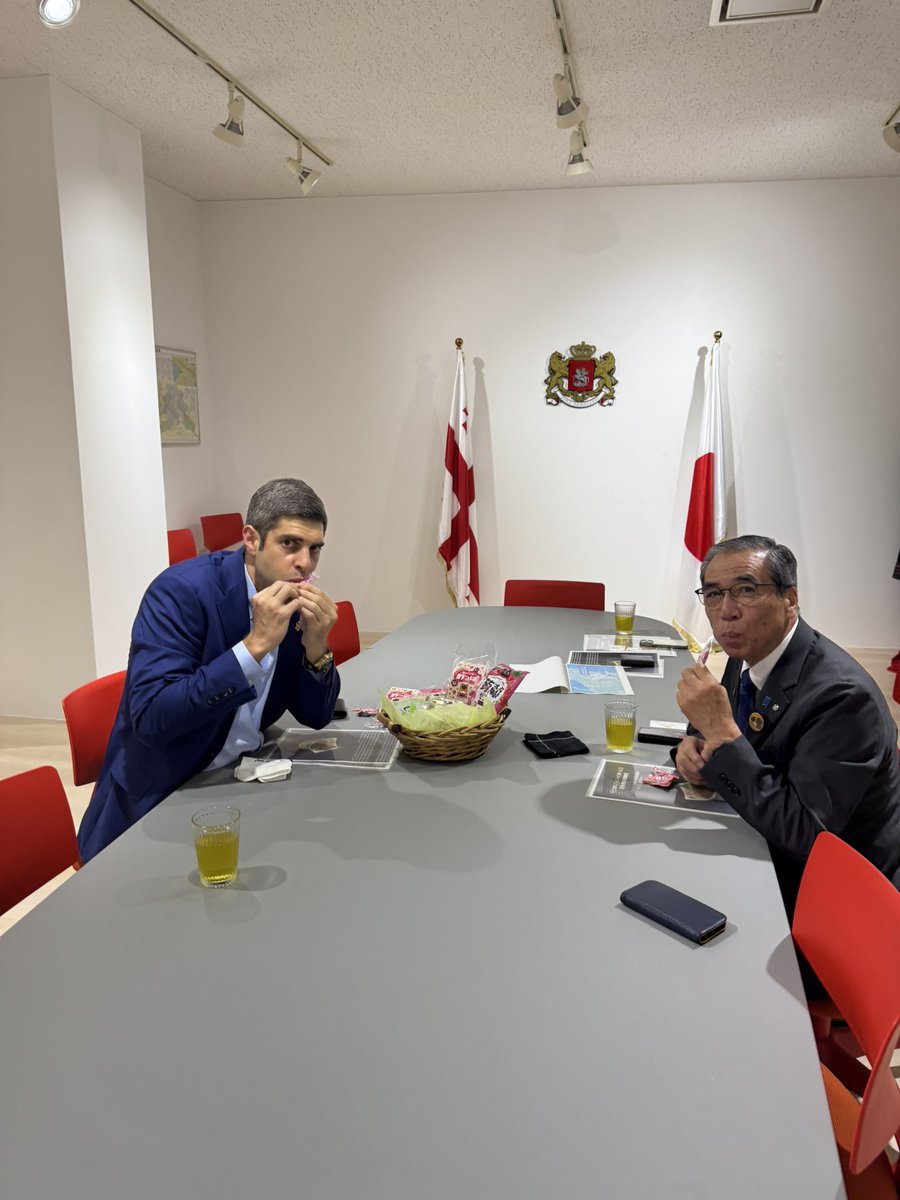 TeimurazLezhava's tweet photo. おやつの時間です。岩崎・下仁田町長とご一緒に名産・下仁田のこんにゃくを頂きます。人は心、こんにゃくは弾力。 https://t.co/9aGWvku9yx