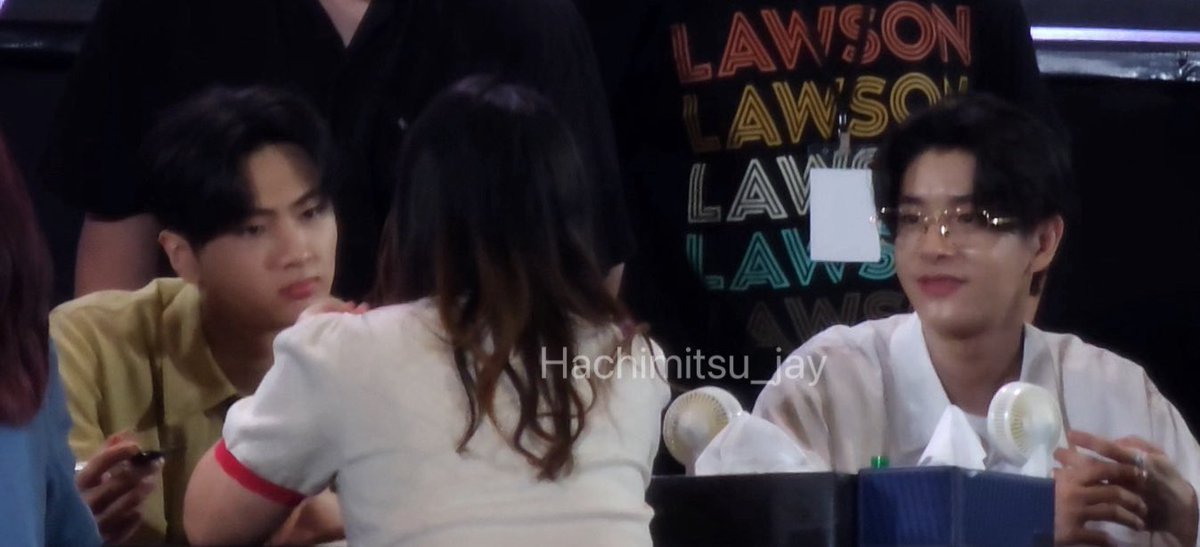 รีวิว ไซน์เจย์ นี่ป่วยมาปีกว่า ผ่าตัด2รอบที่ข้อมือ เลยไปบอกเจย์ว่าพสเศร้ามาก (ตอนนั้นเจคฟังพอดี ฮรึก) ตอนอยู่รพคิดถึงเจย์ตลอดเลย ช่วยเป่าที่ให้หายเจ็บหน่อยได้มั้ย เจย์ก็เป่าโฮๆ เลยสอนภาษาไทยให้ ว่า เพี้ยง เพี้ยง น้องเจย์ พูดเพี้ยงได้น่ารักมาก อยากแข็งแรงบินไปหาเขาทุกประเทศ 🫶💕🐈‍⬛