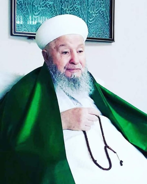 İnsanlığın Hidâyetine Adanmış Bir Hayat

-MAHMUD EFENDİ HAZRETLERİ (KUDDİSE SİRRUHÛ)-

1927’de Of’a bağlı Tavşanlı köyünde doğdu. Babası Mustafa oğlu Ali Efendi ve annesi Tufan kızı Fâtıma Hanımefendi, verâ ve takva ile tanınmış pek muhterem kimselerdi. Zühd ve takva ehli bir