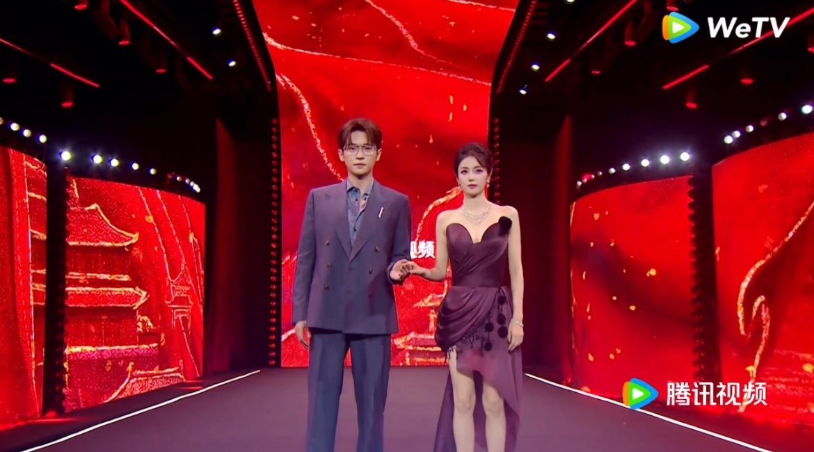 DeerLuLu198432's tweet photo. These two = 🔥🔥🔥 Moli is not playing with their visuals 😍
#白鹿 #BaiLu #ChengLei #Moli #Tecent https://t.co/5GW7z5X1jI