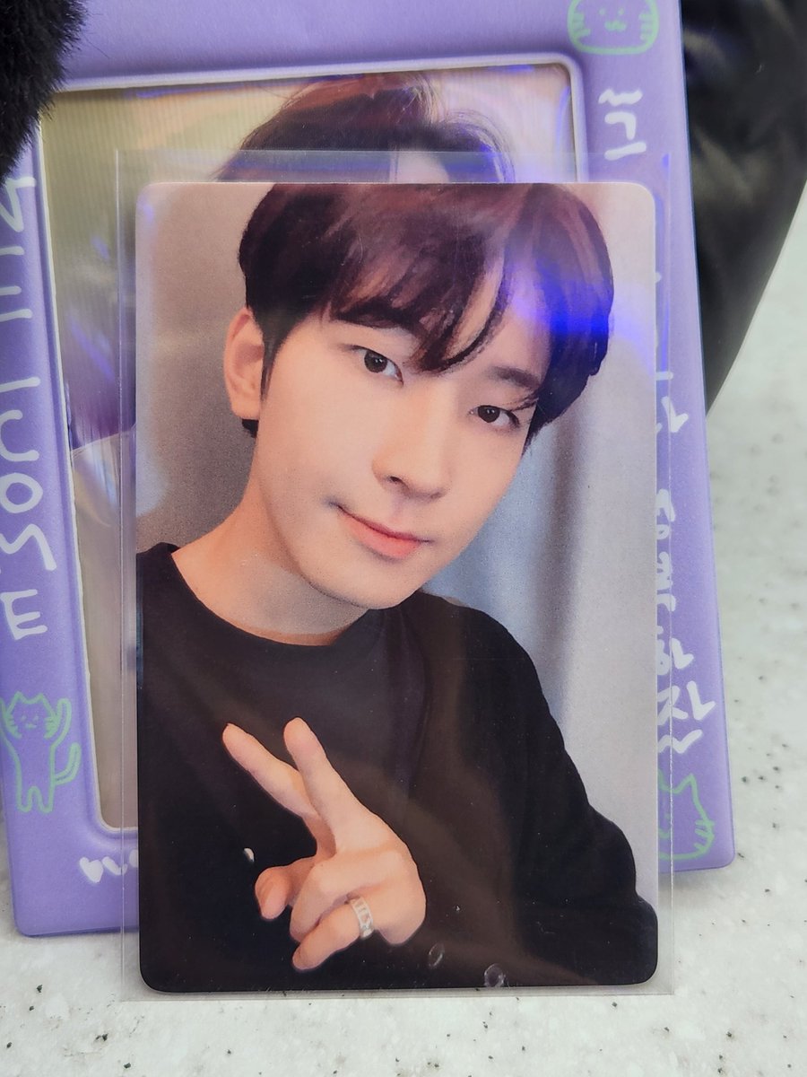 돈 없는데 포카 샀어,,
원우가 너뮤 예뻐서 어쩔 수 없었어 <?