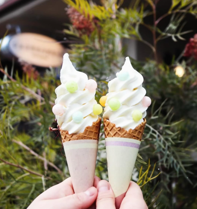 chocolatRip's tweet photo. 【Rokko salon】
ソフトクリームが美味しい季節になりました🍦

六甲サロン限定の自家製ソフトクリームは、期間限定でおいりのトッピングもお選びいただけます。ぜひお庭の花と一緒にカフェタイムをお楽しみください🌸 https://t.co/eSXqRvSNX9