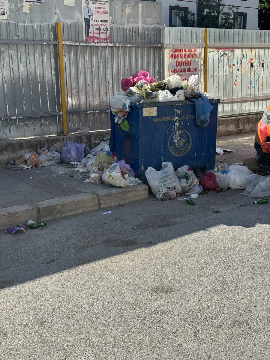 zge_grp's tweet photo. Her ayın en az 7 günü bu iğrenç görüntüye pisliğe ve mikrop yuvasına maruz kalıyoruz. Yani sadece görüntü değil saçtığı mikrop da cabası.. Buna sebep olanlar kesinlikle bedelini ödemeli. Çalışmak istemiyorlarsa kimseyi zorlamayın lütfen sayın @BucaBld Yerlerine çalışacak kişi çok https://t.co/oBVFu7tms8