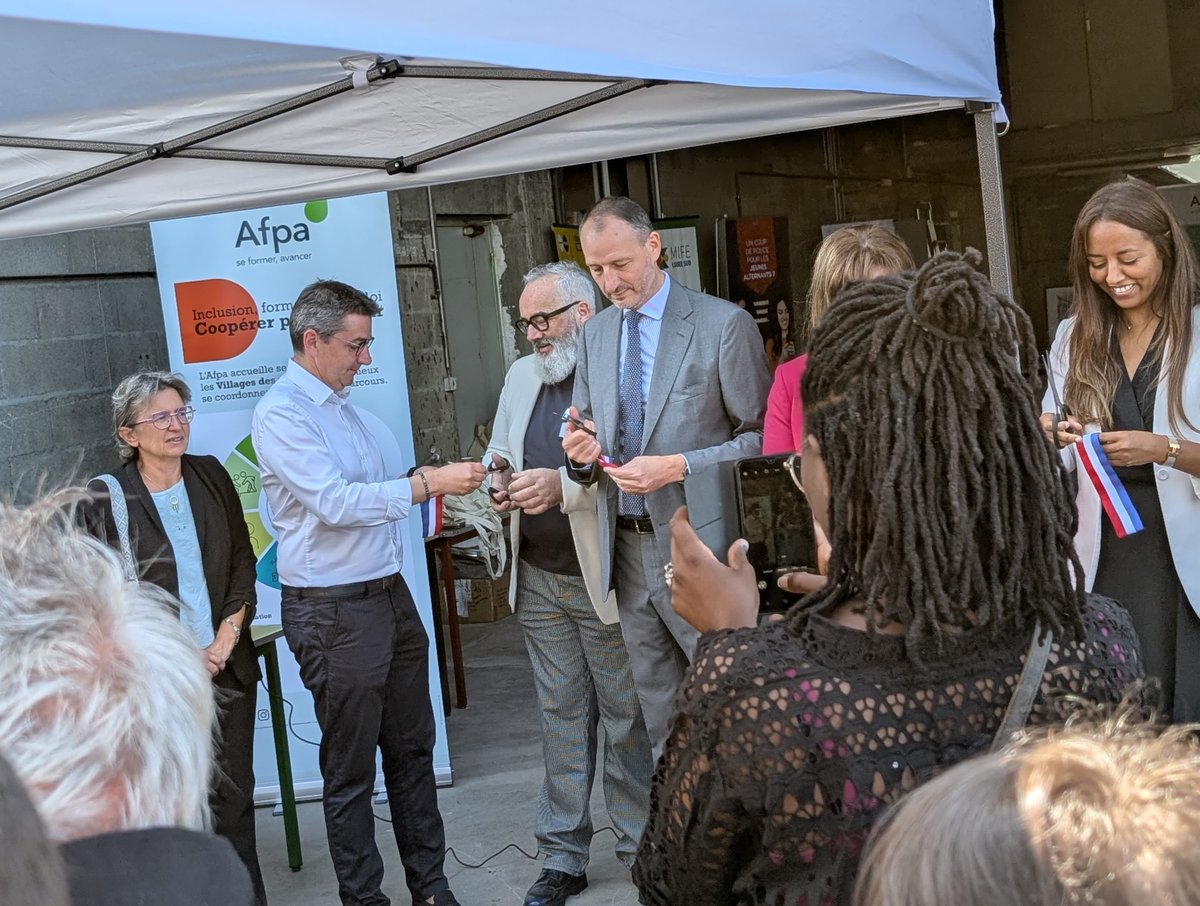 [Insertion professionnelle] Un nouveau lieu pour rebondir à #SaintÉtienne ! L’#Afpa Saint-Étienne a inauguré son Village des solutions, réalisé avec le soutien de la Ville. Les actions de la Ville de Saint-Étienne pour l'emploi ➡️ saint-etienne.fr/accompagnement…. Avec <a href="/Prefecture42/">Préfet de la Loire</a>