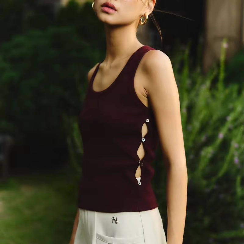 Mashlereview's tweet photo. Nichii - LULU TANK TOP สายเดี่ยวเข้าดีไซน์เว้าข้าง เพิ่มลูกเล่นด้วยกระดุมเรียงข้างสวยเท่ในลุคเดียว💌
