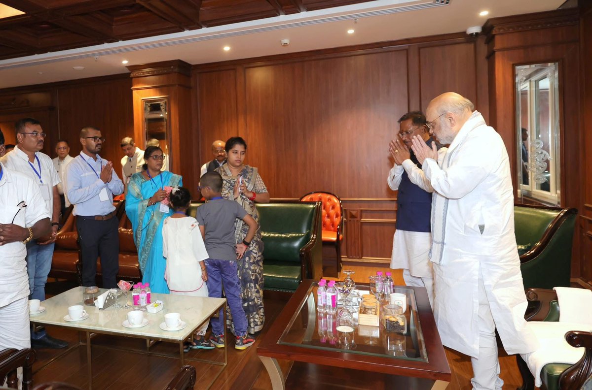 CMO Chhattisgarh (@chhattisgarhcmo) on Twitter photo рдХреЗрдВрджреНрд░реАрдп рдЧреГрд╣ рдордВрддреНрд░реА рд╢реНрд░реА рдЕрдорд┐рдд рд╢рд╛рд╣ рдЬреА рдПрд╡рдВ рдореБрдЦреНрдпрдордВрддреНрд░реА рд╢реНрд░реА рд╡рд┐рд╖реНрдгреБ рджреЗрд╡ рд╕рд╛рдп рдиреЗ рдЧрдд рджрд┐рд╡рд╕, рдирдХреНрд╕рд▓реА рд╣рдорд▓реЗ рдореЗрдВ рд╢рд╣реАрдж рд╕реНрд╡. рдЖрдХрд╛рд╢ рд░рд╛рд╡ рдЧрд┐рд░рдкреБрдВрдЬреЗ рдЬреА рдХреЗ рдкрд░рд┐рдЬрдиреЛрдВ рд╕реЗ рдореБрд▓рд╛рдХрд╛рдд рдХреА рдФрд░ рджреБрдГрдЦ рдХреА рдЗрд╕ рдШрдбрд╝реА рдореЗрдВ рд╕рдВрдмрд▓ рдкреНрд░рджрд╛рди рдХрд┐рдпрд╛ред рдХреЗрдВрджреНрд░реАрдп рдЧреГрд╣ рдордВрддреНрд░реА рд╢реНрд░реА рдЕрдорд┐рдд рд╢рд╛рд╣ рдЬреА рдПрд╡рдВ рдореБрдЦреНрдпрдордВрддреНрд░реА рд╢реНрд░реА рд╡рд┐рд╖реНрдгреБ рджреЗрд╡ рд╕рд╛рдп рдиреЗ рдЧрдд рджрд┐рд╡рд╕, рдирдХреНрд╕рд▓реА рд╣рдорд▓реЗ рдореЗрдВ рд╢рд╣реАрдж рд╕реНрд╡. рдЖрдХрд╛рд╢ рд░рд╛рд╡ рдЧрд┐рд░рдкреБрдВрдЬреЗ рдЬреА рдХреЗ рдкрд░рд┐рдЬрдиреЛрдВ рд╕реЗ рдореБрд▓рд╛рдХрд╛рдд рдХреА рдФрд░ рджреБрдГрдЦ рдХреА рдЗрд╕ рдШрдбрд╝реА рдореЗрдВ рд╕рдВрдмрд▓ рдкреНрд░рджрд╛рди рдХрд┐рдпрд╛ред