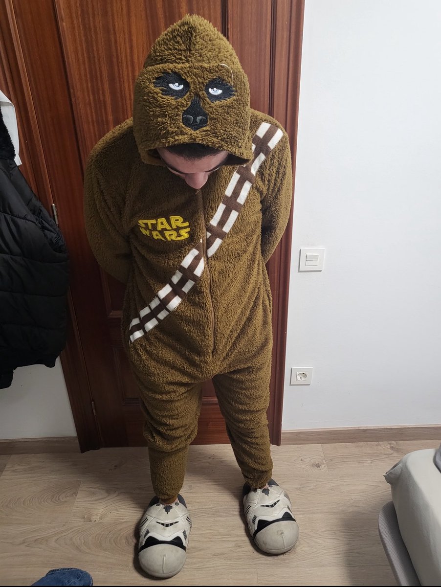 👸🏾: Pero monjetin!! No le puedes caer con ese flow a la verbena de santjoan😭

🥷: como asi cuero?

👸🏾: todas mis amigas querrán contigo y que compartas tus varios millones pero yo te quiero solo para mi😏

🥷: recuerda el que se enamora pierde 🥀