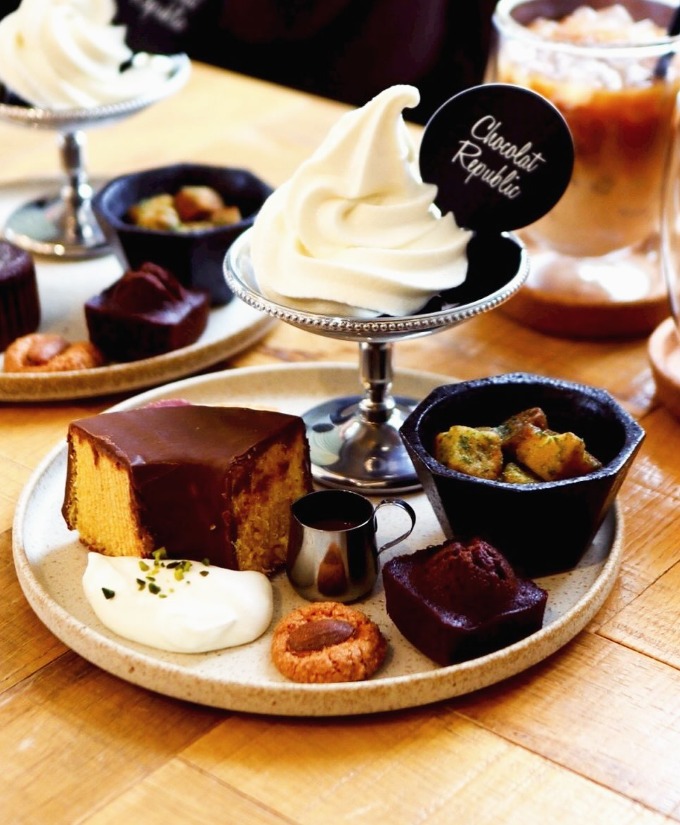 chocolatRip's tweet photo. 【摩耶ハーバーカフェ限定】

ショコラリパブリック 摩耶ハーバーカフェでは限定のスイーツプレートをご用意しております。

-神戸ベイクドアラモード-
人気のスイーツを少しずつ味わえるハーバーカフェ限定メニュー。ショコラリパブリック摩耶店でゆっくりとした時間をお過ごしください。 https://t.co/WHEuN61vJs