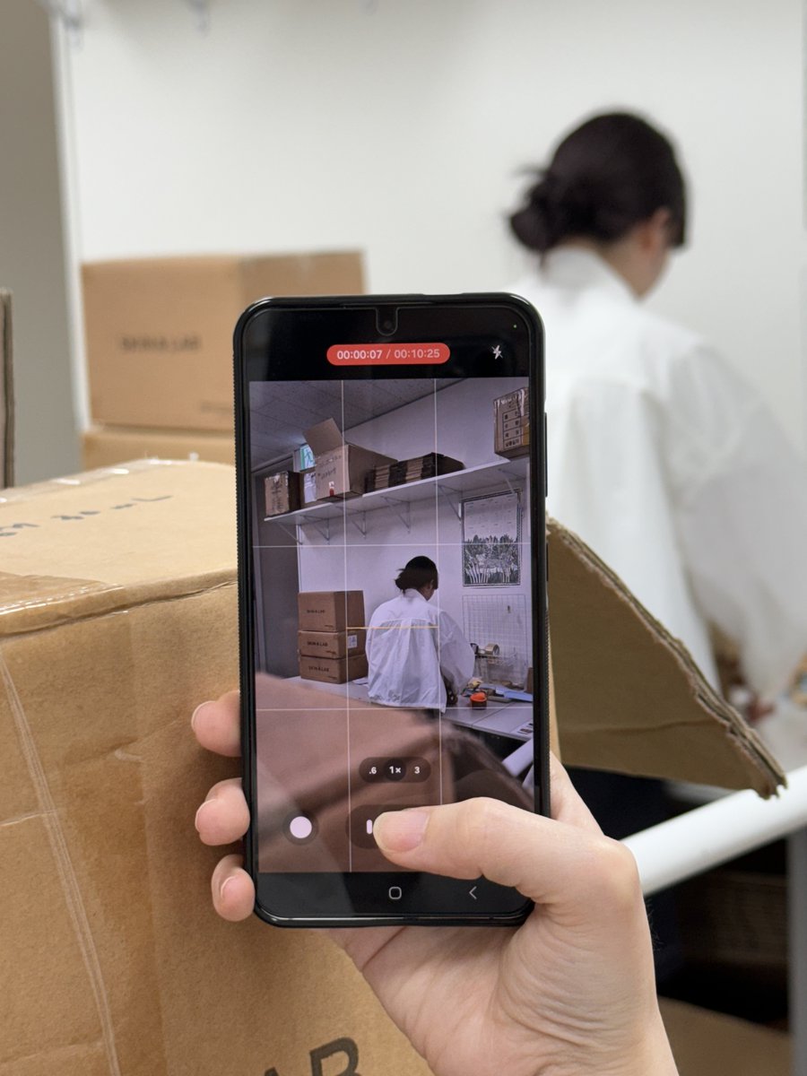 누군가가 막냉이를 지켜보고 있다… ♨_♨
날 보는 당신..은 대체 누구....?👀

[🚨속보] 막냉이 계정에 NEW 인물 등장!!!
앞으로 막냉이와 새로운 케미를 보여줄 예정이라는데...!!

막냉이의 일상을 지켜보고 있는 NEW 인물은 누구일까요?
①막냉이의 사수 ②막냉이의 언니
③막냉이의 동기