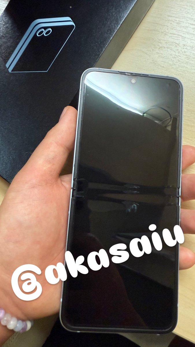 akasaiu's tweet photo. ส่งต่อ #samsung #zflip6 20,000 ฿ ซื้อมา 10 เดือนค่ะ ประกันหมด 8/2026 เครื่องสีฟ้า 256 GB ไม่เคยส่งซ่อม ไม่มีปัญหา ที่ขายเพราะว่าถนัดกับ IOS มากกว่าค่ะ สนใจดูรูปเพิ่มเติมเดมมาได้เลยค่ะ พร้อมโอนแถม fit3 ให้ด้วยค่ะ ติดฟิล์มแล้ว ไม่มีสายชาร์จค่ะ #โทรศัพท์มือสอง #โทรศัพท์มือ2 #มือถือ https://t.co/D3duGxuUim