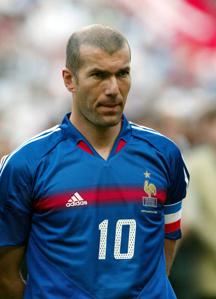 Bonjour les fils de pute!

Aujourd'hui c'est l'anniversaire de Zinedine Zidane (53 ans)
Symbole du début de l'effacement de l'européen en France