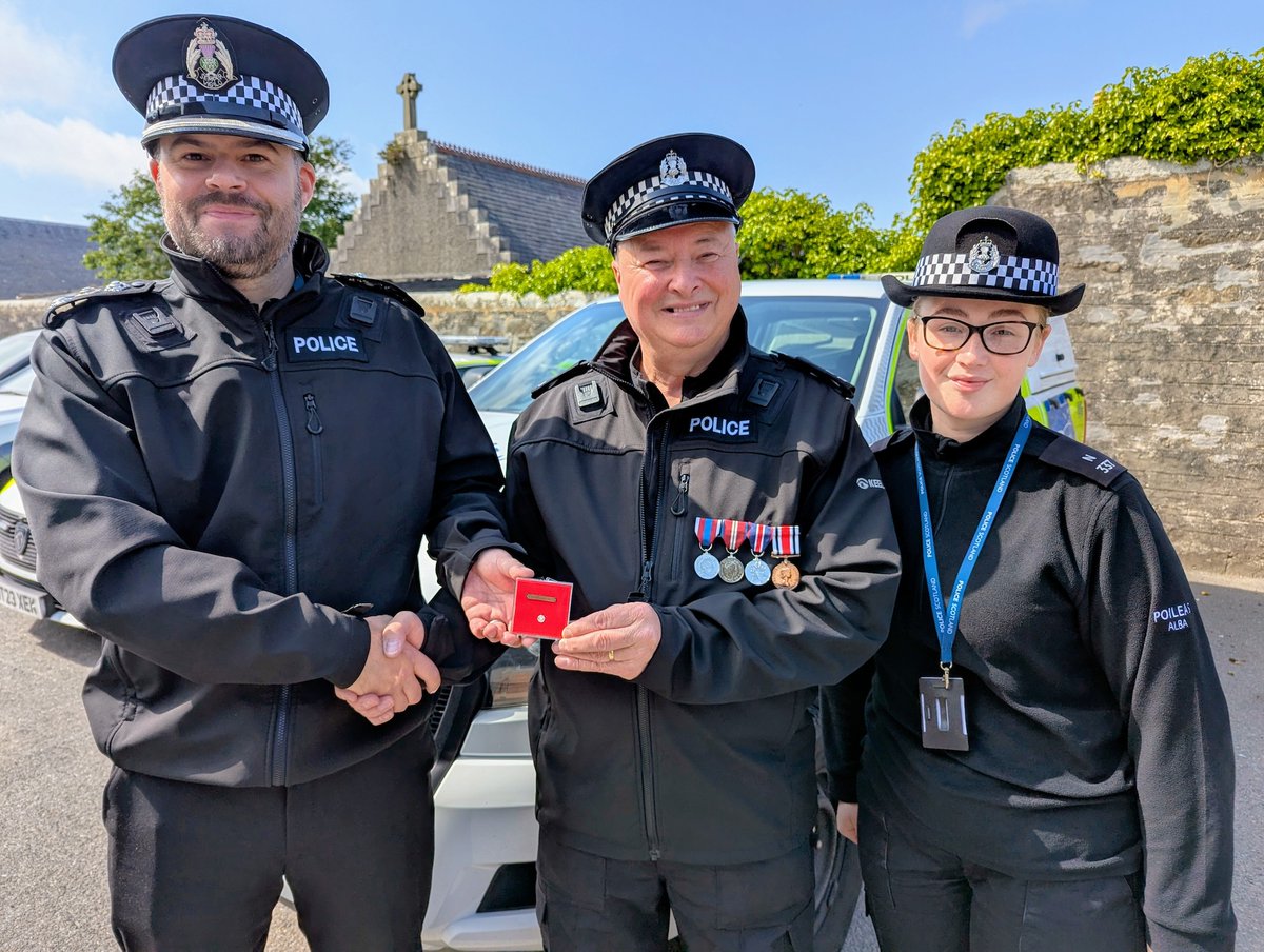 On Friday, Chief Inspector Chris Sewell had the privilege of presenting Special Constable James Spence with his long service ribbon bar and pin, marking an incredible 19 years of voluntary service to policing in #Shetland.
James – Thank you for your service! #KeepingPeopleSafe