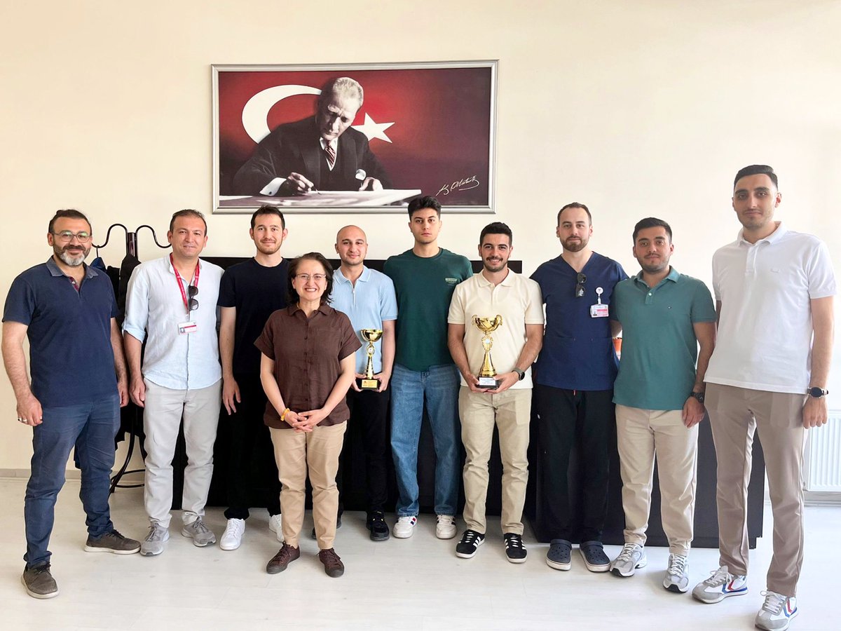 Son iki yılda fakültemize tam 4 kupa kazandırarak bizleri gururlandırdıran Erkek Futbol takımımızı yürekten tebrik ediyoruz. Bu büyük başarının mimarlarından olan mezun sporcularımıza emekleri için teşekkür ediyor, hayatlarının yeni döneminde kendilerine başarılar diliyoruz.