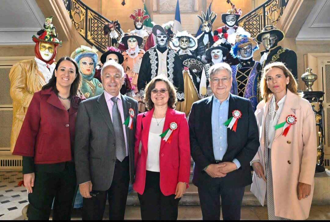 🌍✨ Il volto delle #DonneInDiplomazia :
La Console Generale a Metz Antonella Fontana inaugura il Festival BellissiMetz con una suggestiva sfilata di maschere veneziane, portando la cultura italiana nel cuore della comunità locale.
#WomenInDiplomacy #DID #BellissiMetz #MAECI