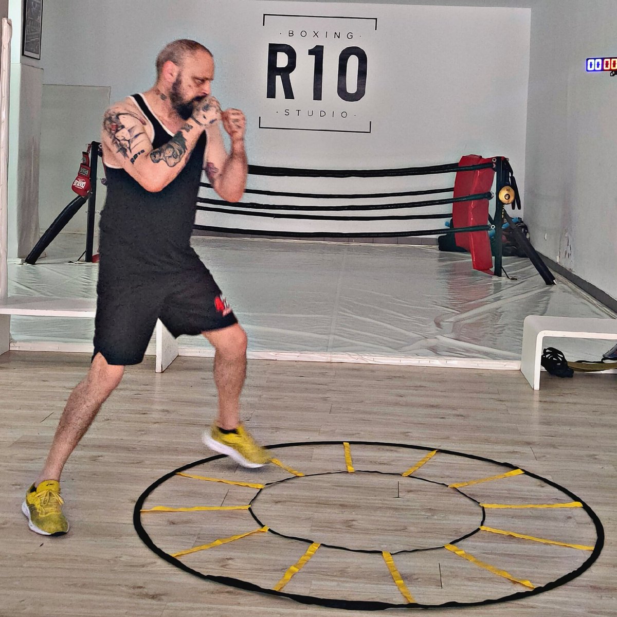 RicardoDiezbox's tweet photo. Ultimando mi nuevo proyecto editorial para @WanceulenEdiDep el libro: "Boxeo, el juego de piernas"
#RicardoDiez #R10BoxingStudio #Boxing #Boxeo  #16cuerdas #10oz #juegodepiernas #footwork #libro #book #escaleraagilidad #escaleraredonda  #rfeb #Gandia https://t.co/Zj0wXaNxl9