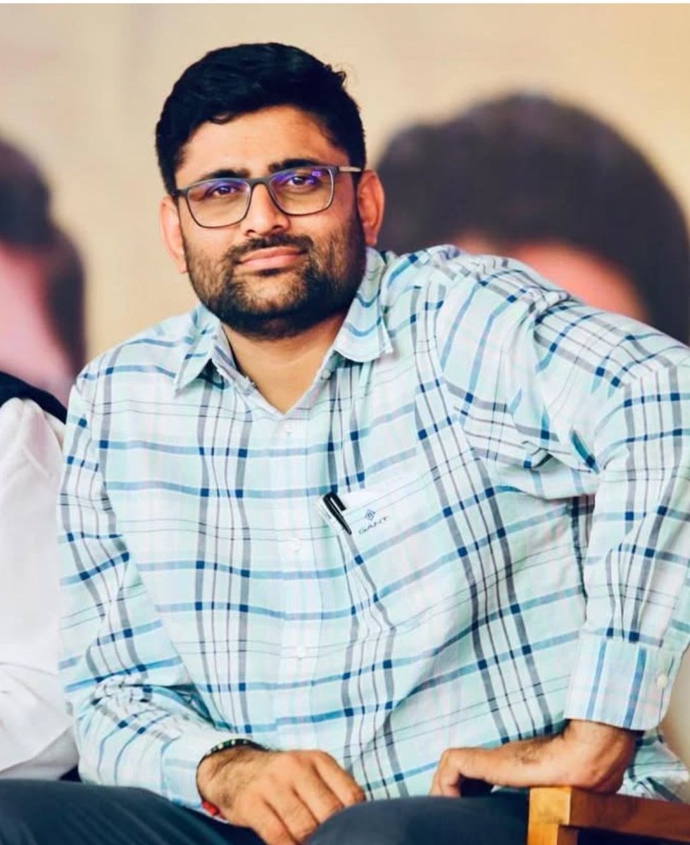 EyesonGujrat09's tweet photo. शोहरत की बुलंदी भी पल भर का तमाशा है
जिस डाल पे बैठे हो वो टूट भी सकती है
#jaygopal
#vishavadar
#AAP
#BJP
#jamavat @devanshijoshi71 @Gopal_Italia
@YAJadeja
#ગોપાલ
#GopalItalia
#गोपालइटालिया https://t.co/btSV40ekpn