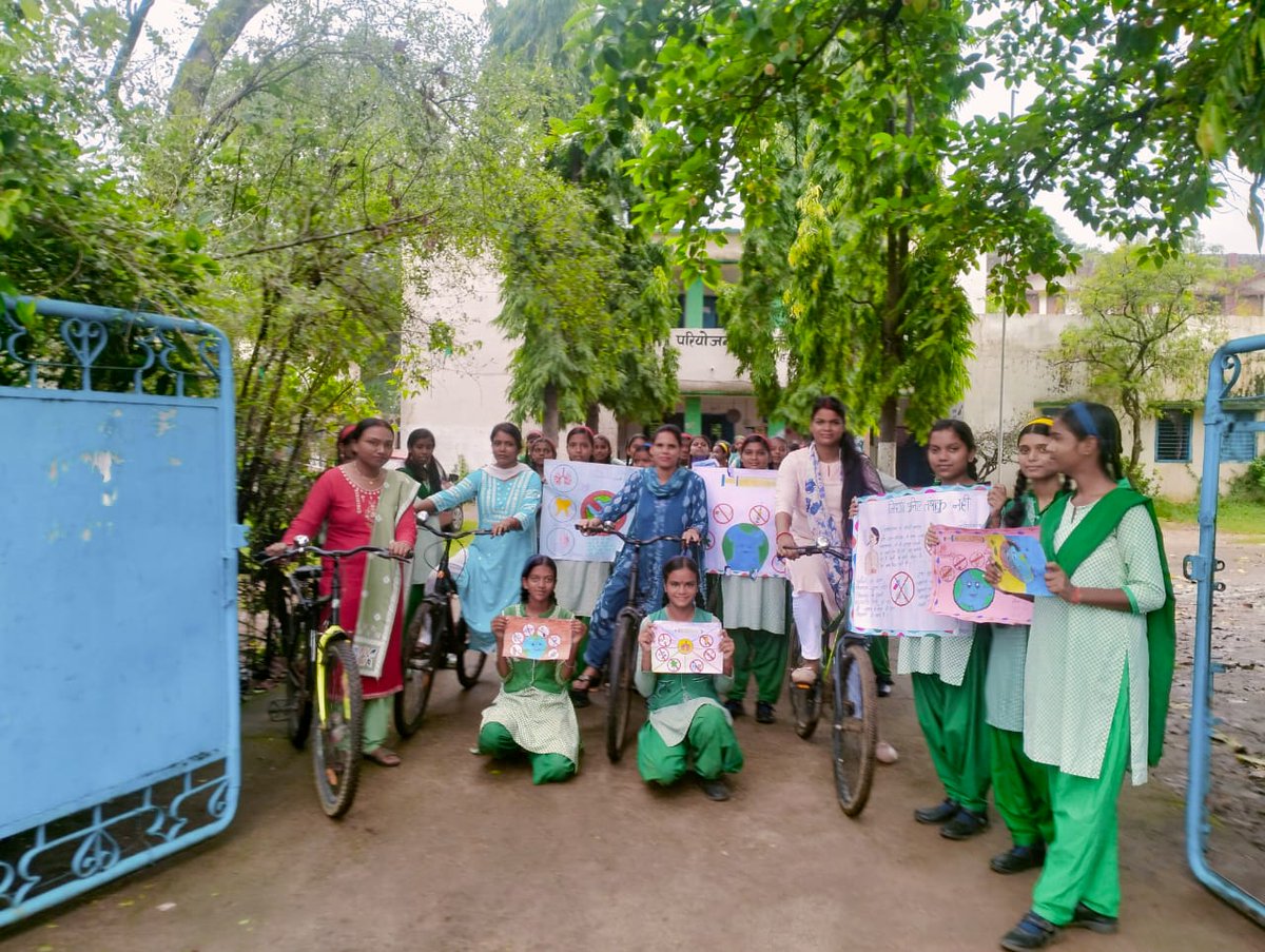 DC_Hazaribag's tweet photo. निषिद्ध मादक पदार्थों की रोक थाम एवं जागरूकता अभियान के तहत आज जिले के विभिन्न प्रखंडों में स्कूली बच्चों ने साईकिल रैली में भाग लेते हुए, लोगों को नशा न करने को लेकर जागरूक किया।
#Resist
#SayNotToDrugs
@JharkhandCMO
@prdjharkhand https://t.co/31NuYzKlyv