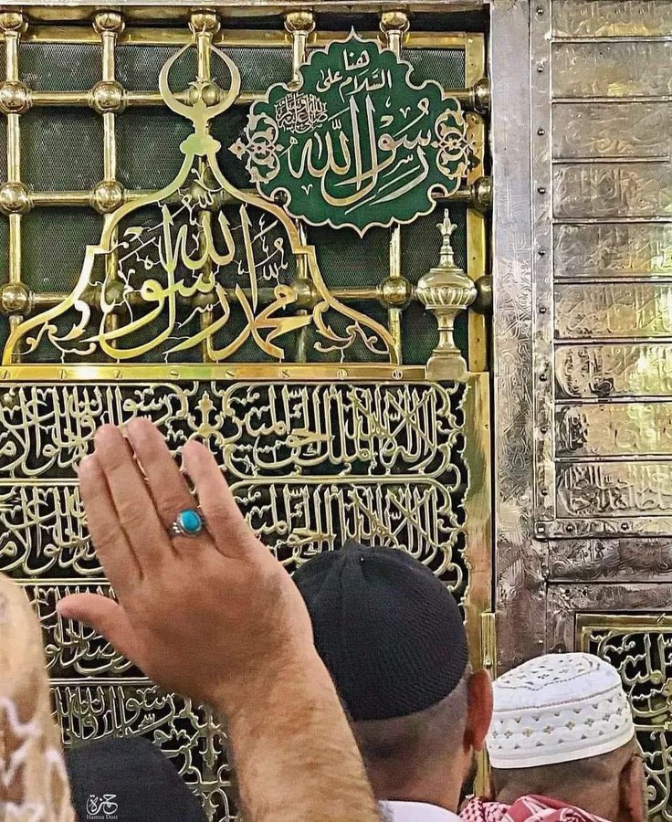 (﷽)
 مَا كَانَ مُحَمَّدٌ أَبَا أَحَدٍ مِنْ رِجَالِكُمْ وَلَٰكِنْ رَسُولَ اللَّهِ وَخَاتَمَ النَّبِيِّينَ ۗ وَكَانَ اللَّهُ بِكُلِّ شَيْءٍ عَلِيمًا ۝  (ﷺ)