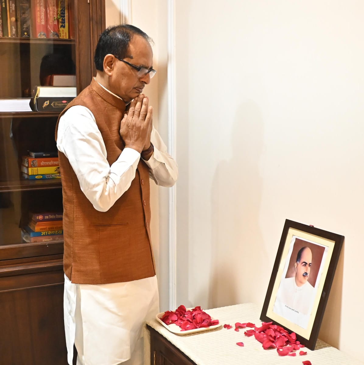 Office of Shivraj (@officeofssc) on Twitter photo рдорд╛рдирдиреАрдп рдХреЗрдВрджреНрд░реАрдп рдордВрддреНрд░реА рд╢реНрд░реА <a href="/ChouhanShivraj/">Shivraj Singh Chouhan</a> рдЬреА рдиреЗ рдорд╛рдБ рднрд╛рд░рддреА рдХреА рд╕реЗрд╡рд╛ рдХреЗ рд▓рд┐рдП рдЕрдкрдирд╛ рд╕рдореНрдкреВрд░реНрдг рдЬреАрд╡рди рд╣реЛрдо рдХрд░рдиреЗ рд╡рд╛рд▓реЗ, рднрд╛рд░рддреАрдп рдЬрдирд╕рдВрдШ рдХреЗ рд╕рдВрд╕реНрдерд╛рдкрдХ рд╢реНрд░рджреНрдзреЗрдп рдбреЙ. рд╢реНрдпрд╛рдорд╛ рдкреНрд░рд╕рд╛рдж рдореБрдЦрд░реНрдЬреА рдЬреА рдХреЗ рдмрд▓рд┐рджрд╛рди рджрд┐рд╡рд╕ рдкрд░ рдЙрдирдХреЗ рдЪрд░рдгреЛрдВ рдореЗрдВ рд╡рд┐рдирдореНрд░ рд╢реНрд░рджреНрдзрд╛рдВрдЬрд▓рд┐ рдЕрд░реНрдкрд┐рдд рдХреАред рдорд╛рдирдиреАрдп рдХреЗрдВрджреНрд░реАрдп рдордВрддреНрд░реА рд╢реНрд░реА <a href="/ChouhanShivraj/">Shivraj Singh Chouhan</a> рдЬреА рдиреЗ рдорд╛рдБ рднрд╛рд░рддреА рдХреА рд╕реЗрд╡рд╛ рдХреЗ рд▓рд┐рдП рдЕрдкрдирд╛ рд╕рдореНрдкреВрд░реНрдг рдЬреАрд╡рди рд╣реЛрдо рдХрд░рдиреЗ рд╡рд╛рд▓реЗ, рднрд╛рд░рддреАрдп рдЬрдирд╕рдВрдШ рдХреЗ рд╕рдВрд╕реНрдерд╛рдкрдХ рд╢реНрд░рджреНрдзреЗрдп рдбреЙ. рд╢реНрдпрд╛рдорд╛ рдкреНрд░рд╕рд╛рдж рдореБрдЦрд░реНрдЬреА рдЬреА рдХреЗ рдмрд▓рд┐рджрд╛рди рджрд┐рд╡рд╕ рдкрд░ рдЙрдирдХреЗ рдЪрд░рдгреЛрдВ рдореЗрдВ рд╡рд┐рдирдореНрд░ рд╢реНрд░рджреНрдзрд╛рдВрдЬрд▓рд┐ рдЕрд░реНрдкрд┐рдд рдХреАред