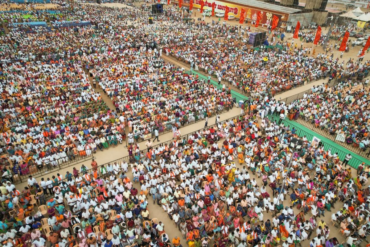 SRSekharBJP's tweet photo. " 52 கண்டிஷன் போட்டா 
மாநாடு நடத்த மாட்டார்கள் "

முருக பக்தர்கள் மாநாடு 
வெளியே தெரிந்ததும் 
தெரியாததும்

போலீஸ் கண்டிஷனும்
 நமது பதிலும்

1 ஆறுபடைவீடு கட் அவுட் வைக்க 
HR& CE பர்மிஷன் வேண்டும்

இது என்ன பாகிஸ்தானா எங்க சாமியை கும்பிட உங்களிடம் ஏன் பர்மிஷன் வாங்க வேண்டும்

2 இரண்டு சக்கர 
வாகனத்தில் வரக்கூடாது

அப்போது ஏரோபிளேனில் தான் வந்து இறங்க வேண்டுமா?

3 புறப்படும் ஒவ்வொரு ஊரிலும் இருக்கும் டிஎஸ்பி ஆபிஸில் நேரில் சென்று அனுமதி பெற்றே வர வேண்டும்

இப்படி மற்ற எல்லா மாநாட்டிற்கும் கண்டிஷன் போடுவீர்களா?

4 நிகழ்ச்��ியை கவர் செய்ய ட்ரோனில் போட்டோ எடுக்கக்கூடாது

இது என்ன ஈரான் .இஸ்ரேல் போர? ட்ரோன் பறக்க தடை விதிக்க

5 கார்ப்பரேஷனில் பர்மிஷன்
 வாங்க வேண்டும்

சட்டப்படி போலீஸிடம் தான் அனுமதி கேட்க வேண்டும் கார்ப்பரேஷனுக்கும் இதற்கும் சம்பந்தமில்லை

இப்படி போடப்பட்ட கண்டிஷன் எல்லாவற்றையும் ஹைகோர்ட்டில் உடைத்தோம்

கடைசியில் போலீஸ் பாதுகாப்பு தர முடியாது என்றார்கள் 

நாம் எங்களுடைய காவி போலீசை வைத்து கண்ட்ரோல் செய்து கொள்கிறோம் என்றோம் 

அப்படியே செய்தோம் 
ஒரு சட்டம் ஒழுங்கு பிரச்சினை இல்லை 
 
தமிழ்நாடு போலீஸ் 
மொத்தமே 10 
தான் இருந்தார்கள்

ஒவ்வொரு ஊரிலிருந்தும் 
மதுரை அடையும் முன்பு 8 10 இடங்களில் போலீஸ் செக் போஸ்ட் போட்டு 
எவ்வளவு நேரம் மதுரையை அடைய தாமதப்படுத்த ���ுடியுமோ அவ்வளவு தாமதப்படுத்தினார்கள்

மாநாடு ஆரம்பித்து மூன்று மணி நேரம் கழித்தும் மாலை 6 மணிக்கு  20 கிலோ மீட்டருக்கு வரிசையாக வாகனங்கள் சாலையில் நின்றன

மொத்தமாக எட்டரை லட்சம் பேர் கலந்து கொள்ள வந்திருந்த நிலையில்

 40 சதவீதம் பேருக்கு மேல் போலீஸ் இன் அராஜகத்தால் சாலையில் தடுத்து நிறுத்தப்பட்டார்கள்

மாநாட்டில் கடுமையான கட்டுப்பாடு. முழு அமைதி .. மிகச் சிறந்த ஏற்பாடு செய்யப்பட்டிருந்தது

மாநாடு நிறைவு பெற்ற பிறகு நாற்காலிகள் தொண்டர்களாலேயே பத்திரமாக எடுத்து அடுக்கி வைக்கப்பட்டது 

குப்பைகள் உடனே அகற்றப்பட்டது இப்படி வேறு எங்காவது பார்த்திருக்கிறோமா ?நடக்குமா?

ஒவ்வொரு செக்போஸ்டிலும் வாகனங்களில் எண்ணிக்கை எண்ணப் பட்டு உடனடியாக அறிவில்லாத ஆலயத்துக்கு சொல்லப்பட்டது 

அங்கு 8 லட்சத்துக்கு மேல் என்ற எண்ணிக்கையை பார்த்து மிரண்ட திராவிட மாடல் 
கலங்கி போனது 
வயிற்றில் கலக்கம் ஏற்பட்டது 

அதனுடைய விளைவு 
தமிழ்நாட்டின் அத்தனை 
டிவிகளிலும் நிகழ்ச்சி 
ஒளிபரப்பாமல் இருட்டடிப்பு செய்யப்பட்டது

கழக கண்மணிகள் கலங்கி போயிருக்கிறார்கள் 
என்பதற்கு சான்று 
இன்றைக்கு காலையில்  
என்னிடம் ஒரு News சேனல் 
கேட்ட கேள்விதான்  

"மாநாட்டில் அரசியல் பேசப்பட்டது 

மதமாற்றம் கூடாது என சொல்லப்பட்டது 
மதம் மாறியவர்க��் திரும்ப வர வேண்டும் என்று பேசப்பட்டது 

இது அரசியல் இல்லையா 
மத சார்ப�� இல்லையா "

என்று கேட்டு 
ஒப்பாரி வைத்தார்கள் 

இது என் நாடு 
உனக்கு ஏன் நான் பதில் 
சொல்ல வேண்டும் 
என்பதே என் பதிலாகக இருந்தது
@DinakaranNews @dinamalarweb @DinamaniDaily @dinathanthi @bbctamil @PTI_News @PTTVOnlineNews @polimernews @blsanthosh @BJP4TamilNadu @RSSorg 
@BJP4TamilNadu @narendramodi