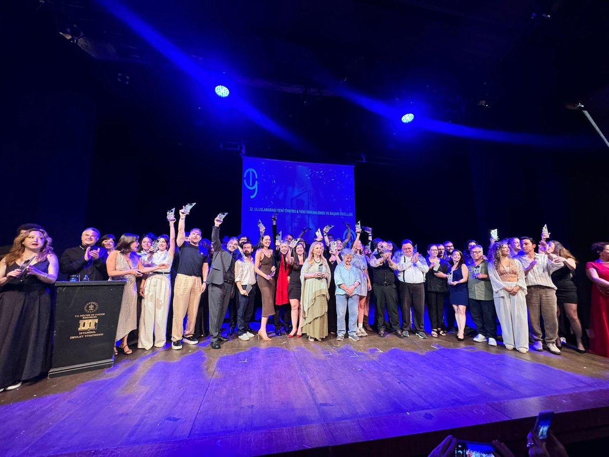 GaziantepBeld's tweet photo. Yılın Tiyatro Ekibi: Uçtu Uçtu Hezarfen

Gaziantep Şehir Tiyatrosu olarak, tiyatro dünyasının prestijli organizasyonlarından biri olan 12. Uluslararası Yeni Tiyatro ve Yeni Sinema Emek ve Başarı Ödülleri'nde büyük bir başarıya imza attık.

“Yılın Tiyatro Ekibi” ödülüne layık görülmenin haklı gururunu yaşıyoruz! 🎭

Sahne önünden sahne arkasına emek veren tüm ekibimizin ve her oyunumuzda yanımızda olan siz değerli seyircilerimizin ortak emeği bu. 

Hep birlikte daha nice hikâyeyelere…👏