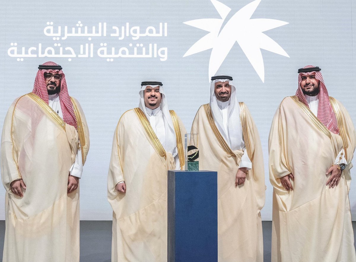 أحمد سليمان الراجحي (@ahmed_s_alrajhi) on Twitter photo برعاية خادم الحرمين الشريفين -حفظه الله-، وبحضور نائب أمير منطقة الرياض، سعدت بتحقيق <a href="/HRSD_SA/">وزارة الموارد البشرية والتنمية الاجتماعية</a> المستوى الذهبي في #جائزة_الملك_عبدالعزيز_للجودة، تأكيدًا لريادتها في تبني نموذج التميز المؤسسي وتطبيق أعلى معايير الجودة والكفاءة، هذا الإنجاز يجسد التزامنا بتطوير الكوادر الوطنية برعاية خادم الحرمين الشريفين -حفظه الله-، وبحضور نائب أمير منطقة الرياض، سعدت بتحقيق <a href="/HRSD_SA/">وزارة الموارد البشرية والتنمية الاجتماعية</a> المستوى الذهبي في #جائزة_الملك_عبدالعزيز_للجودة، تأكيدًا لريادتها في تبني نموذج التميز المؤسسي وتطبيق أعلى معايير الجودة والكفاءة، هذا الإنجاز يجسد التزامنا بتطوير الكوادر الوطنية