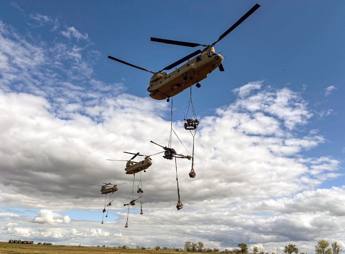 Defensagob's tweet photo. 59 años volando alto.
‘Sicut in coelo et in terra’ — así en la tierra como en el cielo.
Hoy celebramos el espíritu de las #FAMET: movilidad, apoyo y evacuación desde el aire. Así sirven al @EjercitoTierra desde su creación.
¡Felicidades! 🇪🇸🚁 https://t.co/40KM4s1Xtb