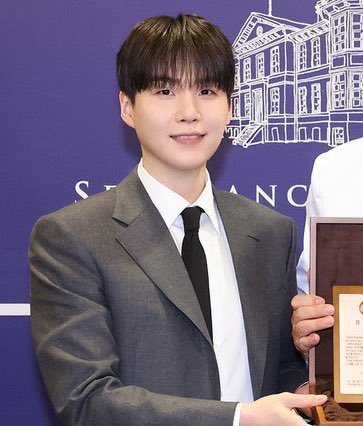 UniversBTS_'s tweet photo. 📰 KMEDIA -  #SUGA doou 5 bilhões de wons (aprox. R$ 20,5 milhões) ao Hospital Severance, para ajudar no tratamento e na autonomia social de crianças e adolescentes com transtorno do espectro autista (TEA). Com esse valor, será construído o Centro de Tratamento Min Yoongi. [+] https://t.co/RSXOt5xycZ