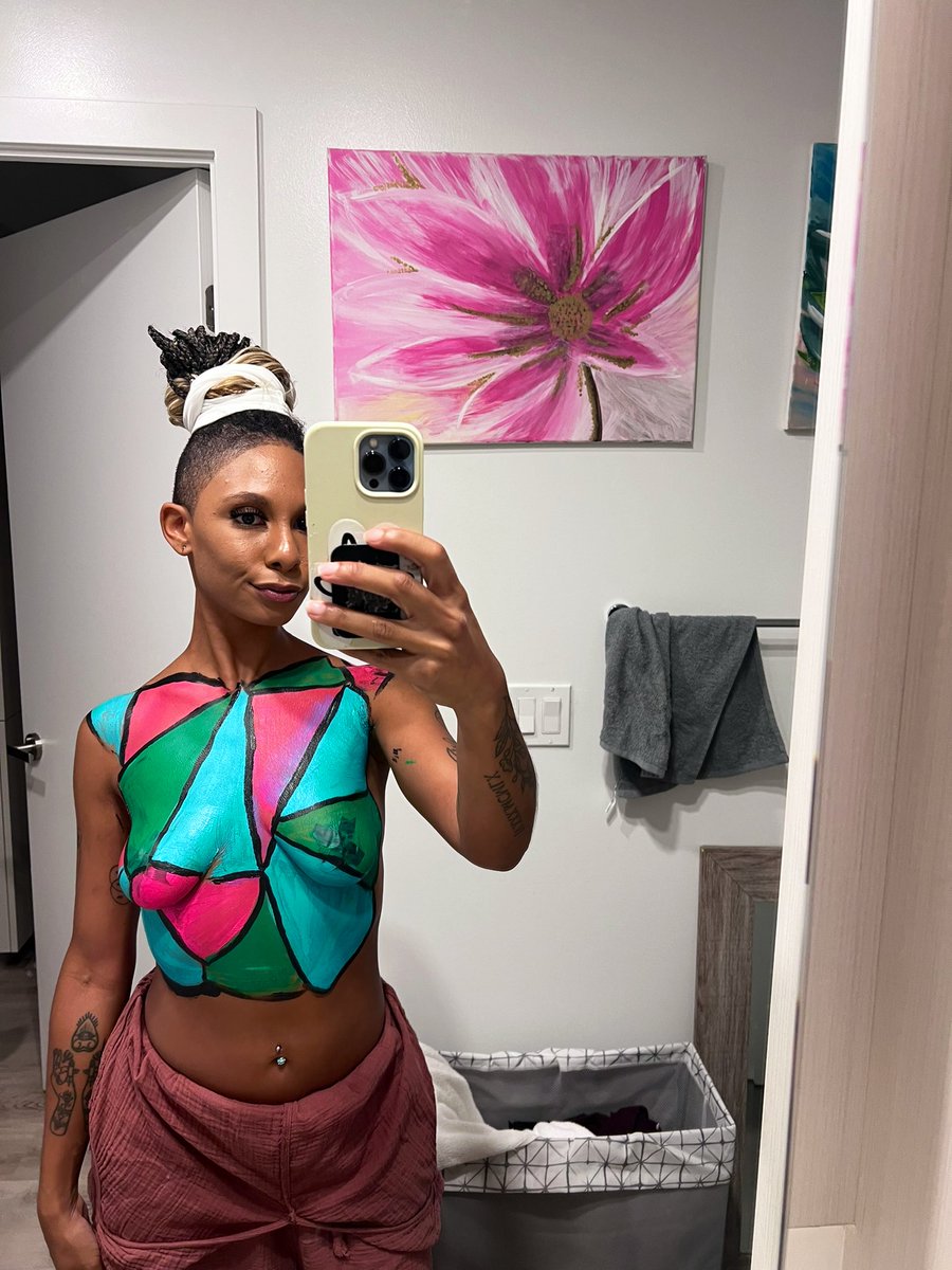 MatannaWilliams's tweet photo. What a beautiful event and people. Had a great time being a canvas 💞
#art #humancanvas #colorful #melanin #sensual https://t.co/ksuL1StzLy