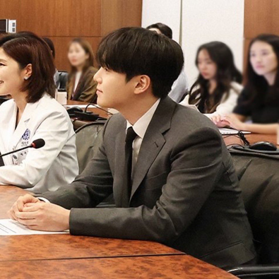 Yoongi ngga cuma nyumbang uang, tapi ikut terlibat langsung secara emosional, fisik, dan kreatif. Dia ngajar, hadir di tempat terapi, main musik bareng anak-anak dan semua ini demi memberi mereka masa depan yang lebih baik lewat kekuatan musik. 🥹🥹💜

SUGA OUR ANGEL
SUGA WE ARE