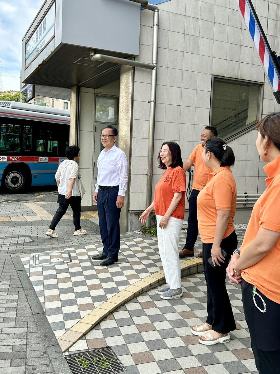 kamijikatsuaki's tweet photo. 今朝は早朝から、地元浦賀駅で御礼のご挨拶をしました。
　
「おめでとうございます」
「頑張ってください」
　
温かく、心に沁みるお声を頂戴しました。
今日は午後に当選証書の授与式があります。
横須賀の未来に向けて、気持ちを新たに頑張ります。 https://t.co/7WExqBLi5Z