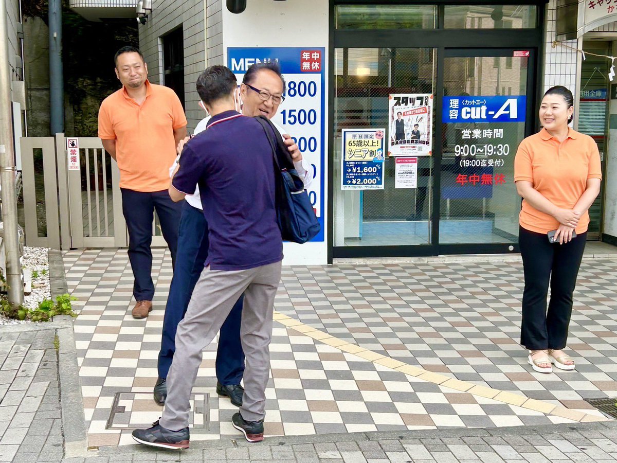 kamijikatsuaki's tweet photo. 今朝は早朝から、地元浦賀駅で御礼のご挨拶をしました。
　
「おめでとうございます」
「頑張ってください」
　
温かく、心に沁みるお声を頂戴しました。
今日は午後に当選証書の授与式があります。
横須賀の未来に向けて、気持ちを新たに頑張ります。 https://t.co/7WExqBLi5Z