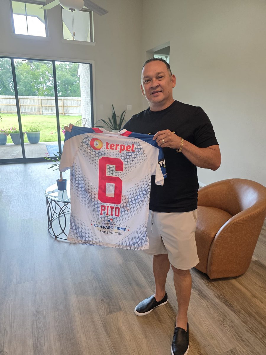 AFUTPA's tweet image. Entrega oficial a Ángel Luis ‘Pito’ Rodríguez de su camiseta conmemorativa del Partido de Leyendas 2025.
#afutpa