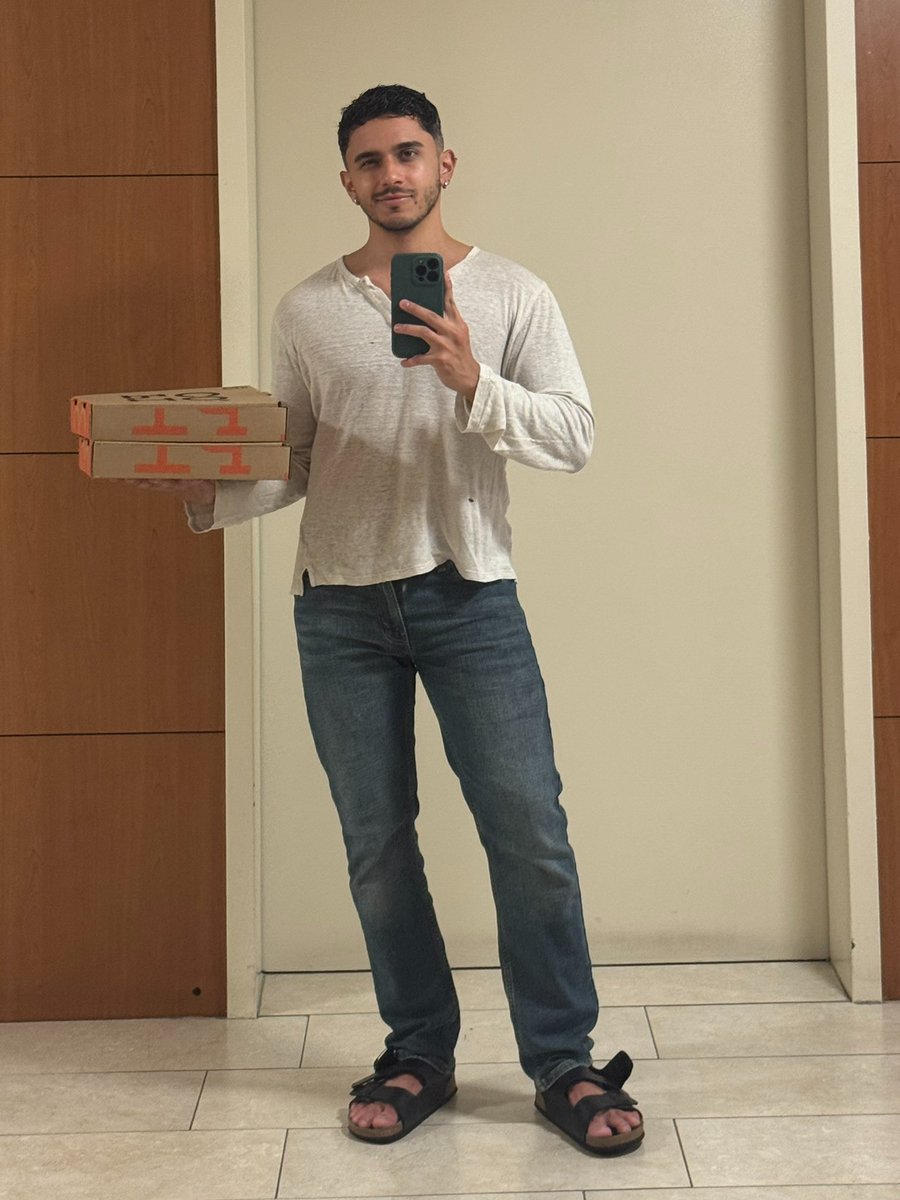 DiegoCruuzz's tweet photo. Linen, Denim and Pizza :) https://t.co/xPOLTirUnR