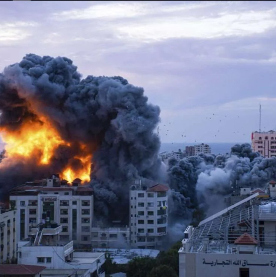 AMBcancun's tweet photo. 🚀💥#ULTIMAHORA Pese a que EEUU le imploró a China impidiera que Irán cerrara el estrecho de Ormuz, no lo hizo.
Los bombardeos continúan sobre Tel Aviv, que cada vez se asemeja más a Gaza.
Trump cometió un error garrafal al bombardear Teherán.

Rusia💤

Tercera Guerra Mundial..
- https://t.co/rriFBc05ib