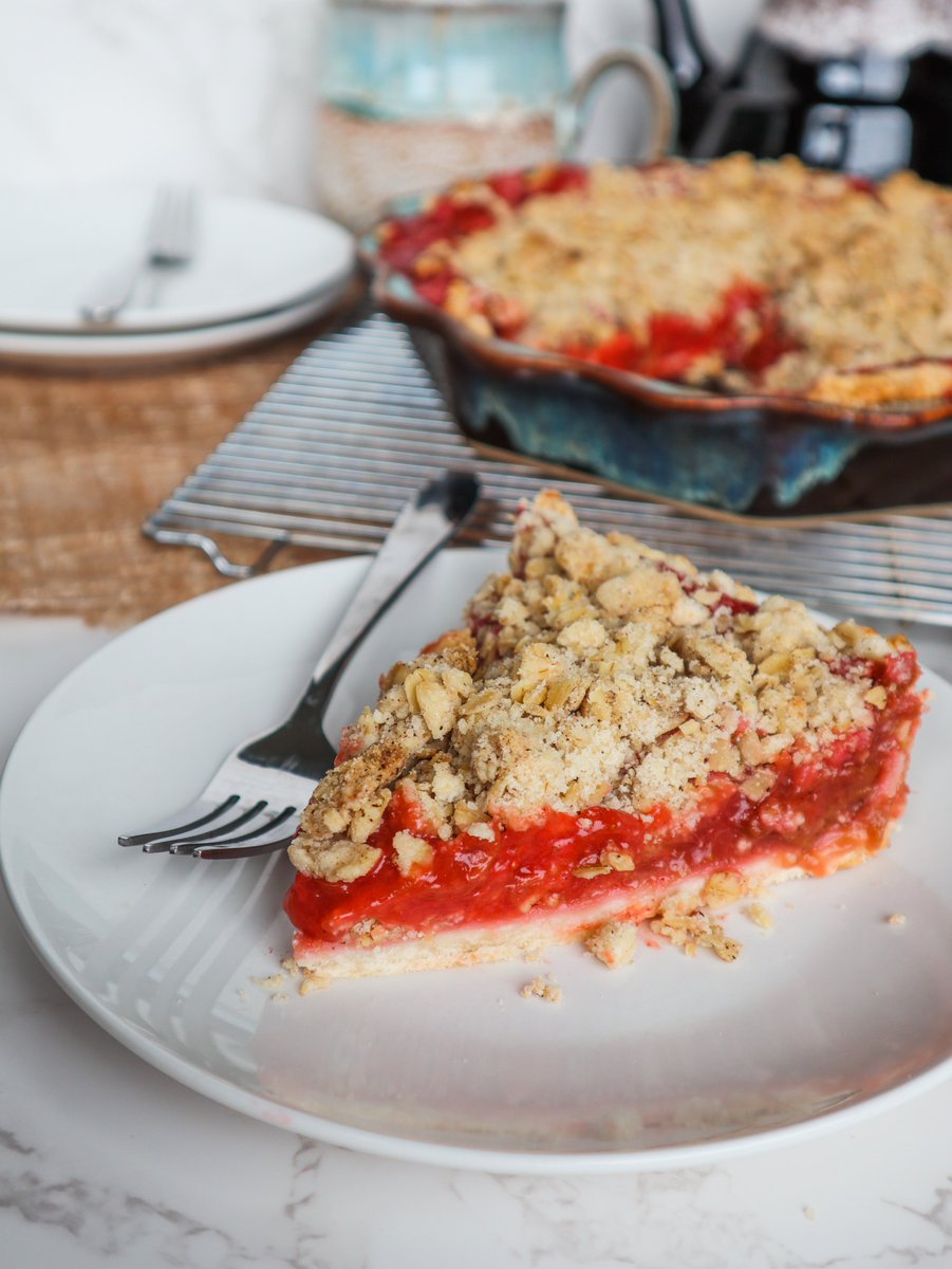 New Recipe: Vegan Strawberry Rhubarb Streusel Pie! #veganrecipes fragrantvanilla.com/vegan-strawber…