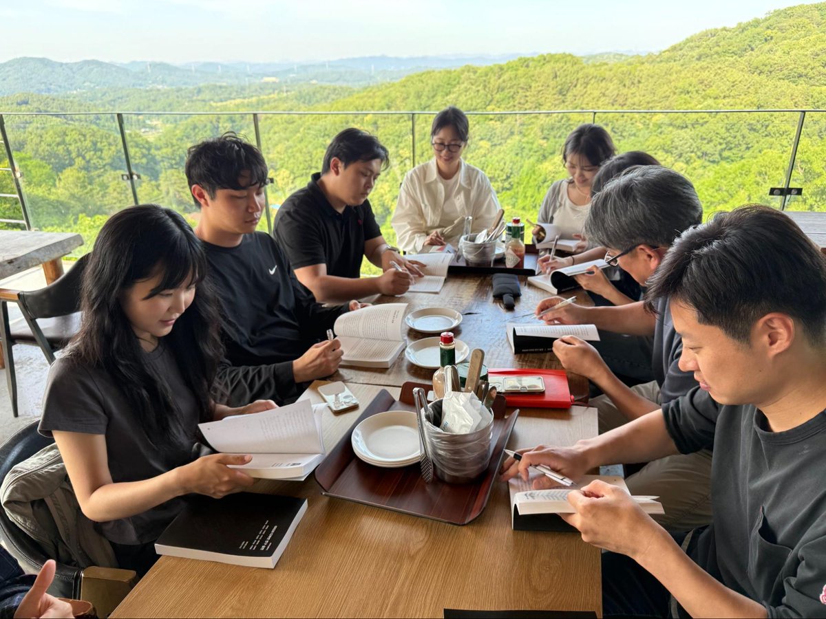 sketchlabkaist's tweet image. On Jun 11, Prof. Seok-Hyung Bae wrapped up the spring semester for two courses, ID830 Special Topics in Design Ⅵ&lt;Design Research in Action&gt; and ID217 &lt;Presentation Technique&gt;. Cheers to a semester well done!🥂