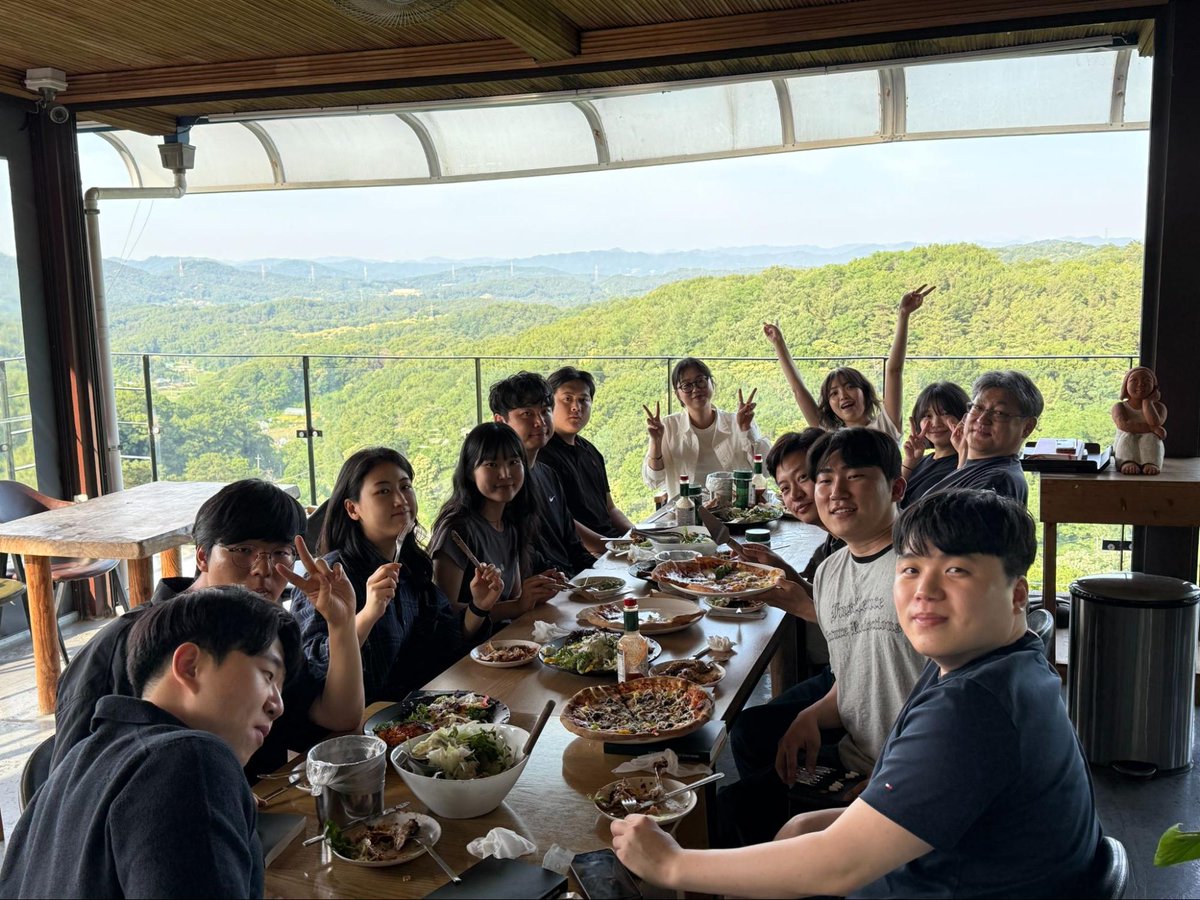 sketchlabkaist's tweet image. On Jun 11, Prof. Seok-Hyung Bae wrapped up the spring semester for two courses, ID830 Special Topics in Design Ⅵ&lt;Design Research in Action&gt; and ID217 &lt;Presentation Technique&gt;. Cheers to a semester well done!🥂