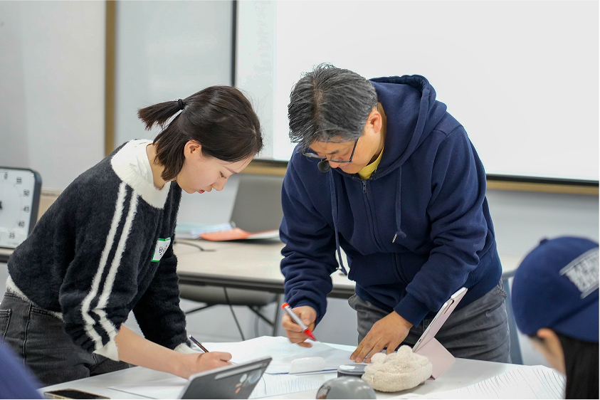 sketchlabkaist's tweet image. On Jun 11, Prof. Seok-Hyung Bae wrapped up the spring semester for two courses, ID830 Special Topics in Design Ⅵ&lt;Design Research in Action&gt; and ID217 &lt;Presentation Technique&gt;. Cheers to a semester well done!🥂