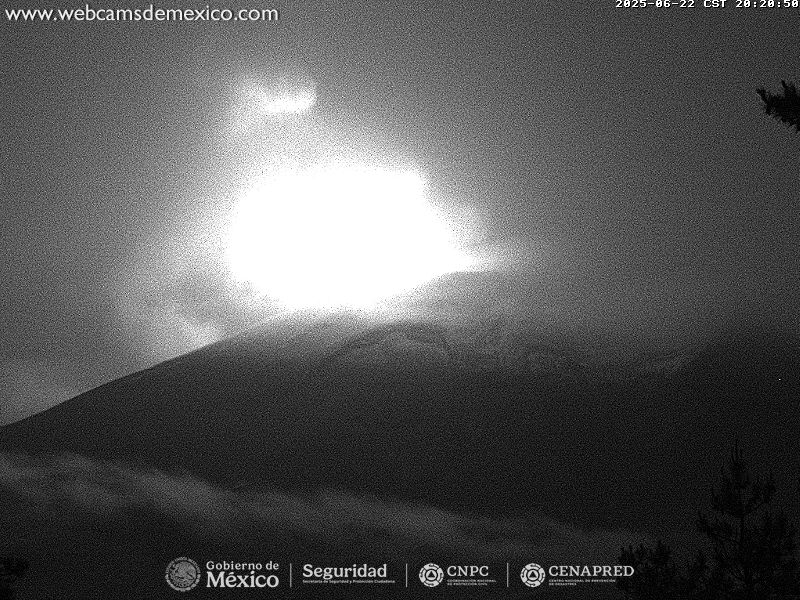 Incandescencia en el #volcán #Popocatépetl 🌋 esta noche. 

Vista #Tlamacas. Gracias #CENAPRED                 
Para ver en tiempo real:
youtube.com/watch?v=PLTiOa…