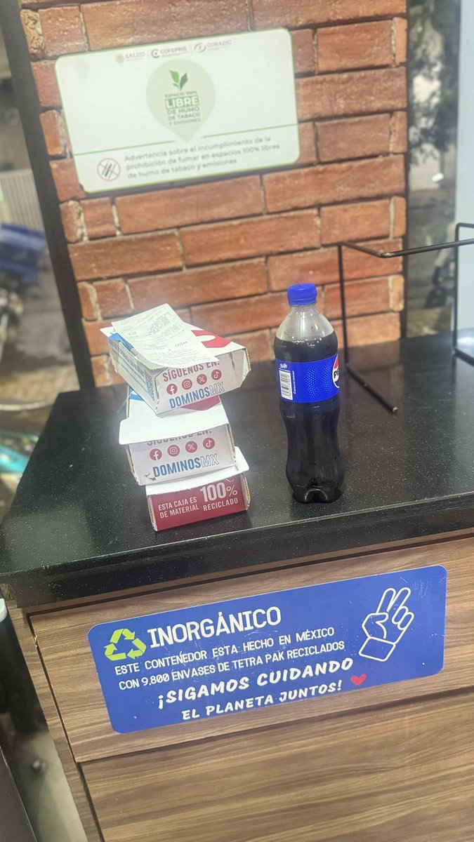 Locmmar86's tweet photo. @dominosmx más de una hora que hice el pedido, y nadie lo llevó a mi casa, yo tuve que venir a la sucursal por el, te envío este mensaje desde la sucursal de Isabel la católica, no es justo, a parte me tuvieron más de 10 minutos en línea y nadie me contestó jamás.
@Profeco https://t.co/5jfHcTbNOJ