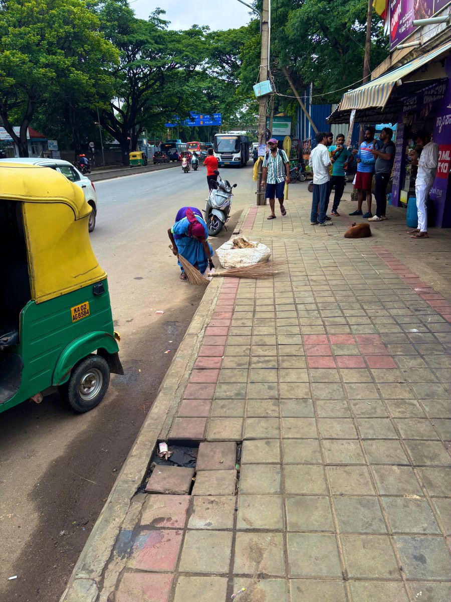 bengalurupost1's tweet photo. If footpaths are wide, clean, and safe — Bengaluru will walk miles. 🚶‍♂️🚶‍♀️

@BBMPCOMM, if you can maintain them and keep encroachments away, we could be India’s most walkable city.

Let’s reclaim our footpaths!
 #Bengaluru #RightToWalk #UrbanMobility #BBMP https://t.co/Al59S3aA6O