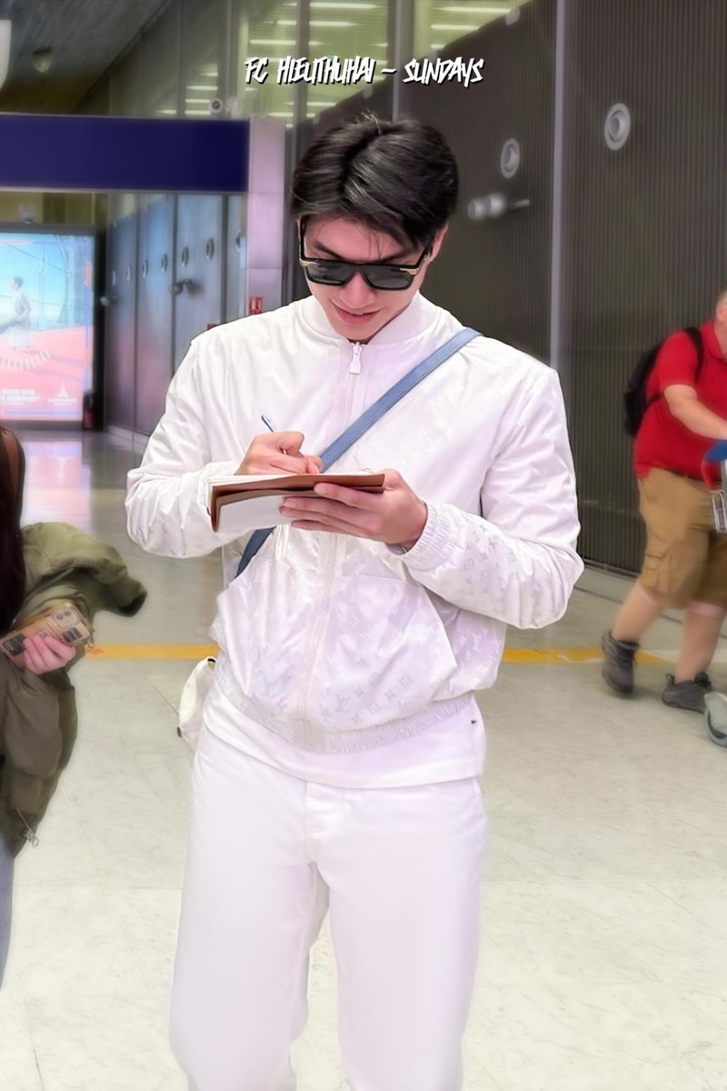 GiveHieuAHug's tweet photo. HIEUTHUHAI has arrived in Paris 🇫🇷, ready to embark on a new journey at the Louis Vuitton Men’s Spring-Summer 2026 Show.
A new step, a new experience — thank you all for always supporting and walking alongside him. Let’s see what surprises await! 
Cre: FC HIEUTHUHAl - SUNDAYs
#HIEUTHUHAI #LVMenSS26